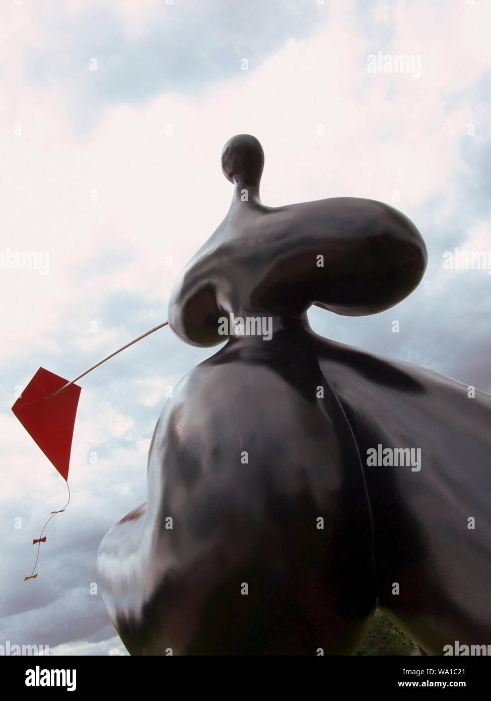 Sculpture d'avant-garde d'un kite-flyer par Jean-Louis Toutain dans le parc du Futuroscope, la Vienne, Nouvelle-Aquitaine, France Banque D'Images