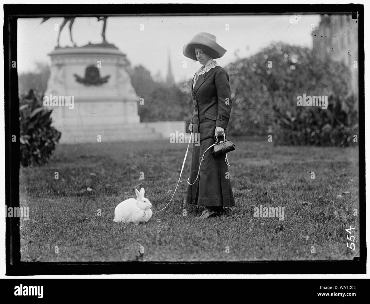 BAND, Mme. J.R. Avec le PET RABBIT Banque D'Images BAND, Mme. J.R. Avec le PET RABBIT Banque D'Images