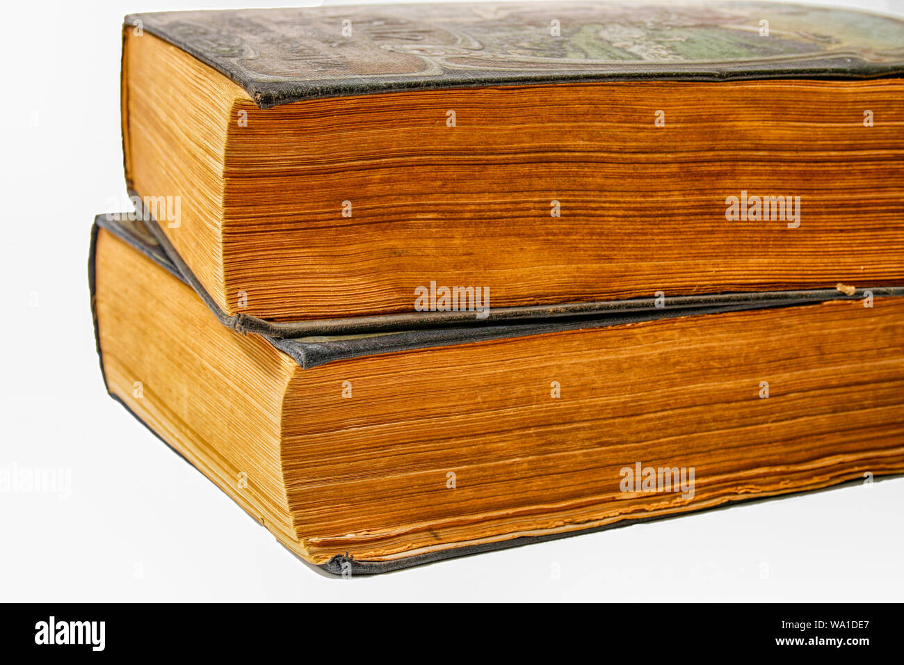 Deux livres anciens isolated on white Banque D'Images