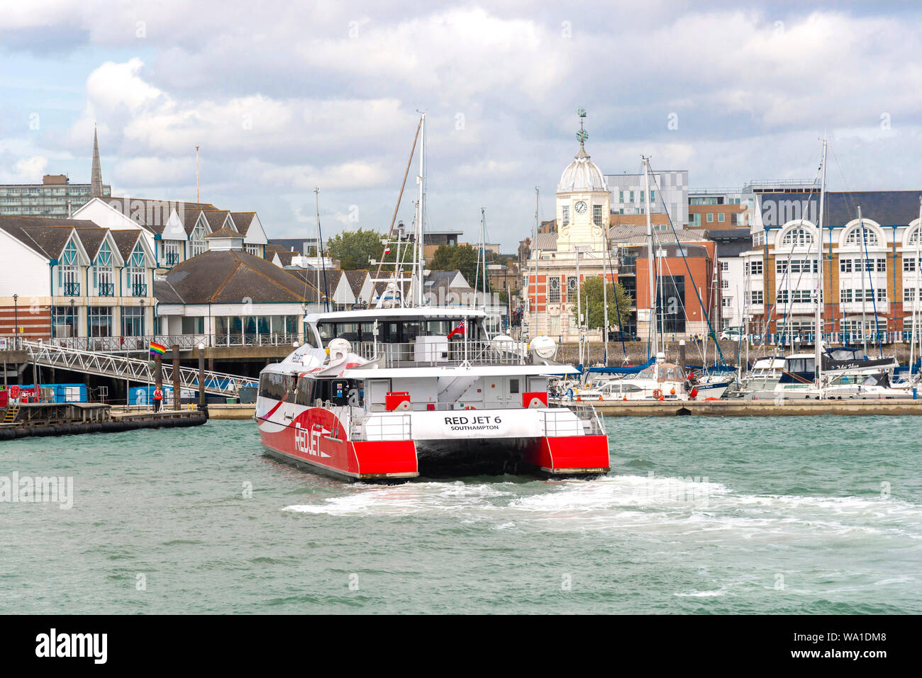 L'un des 6 Jet rouge Red Funnel 3 catamarans à grande vitesse sur la croix-Solent trajet arrivant à Town Quay, Southampton, Hampshire, England, UK Banque D'Images