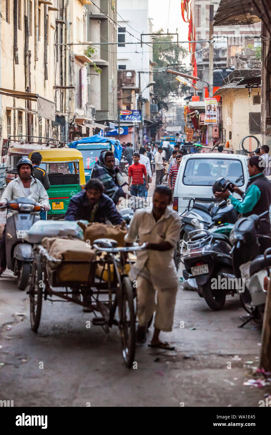 Une longue scène de rue dans un marché de rue. Jaipur, Rajasthan, Inde. Banque D'Images