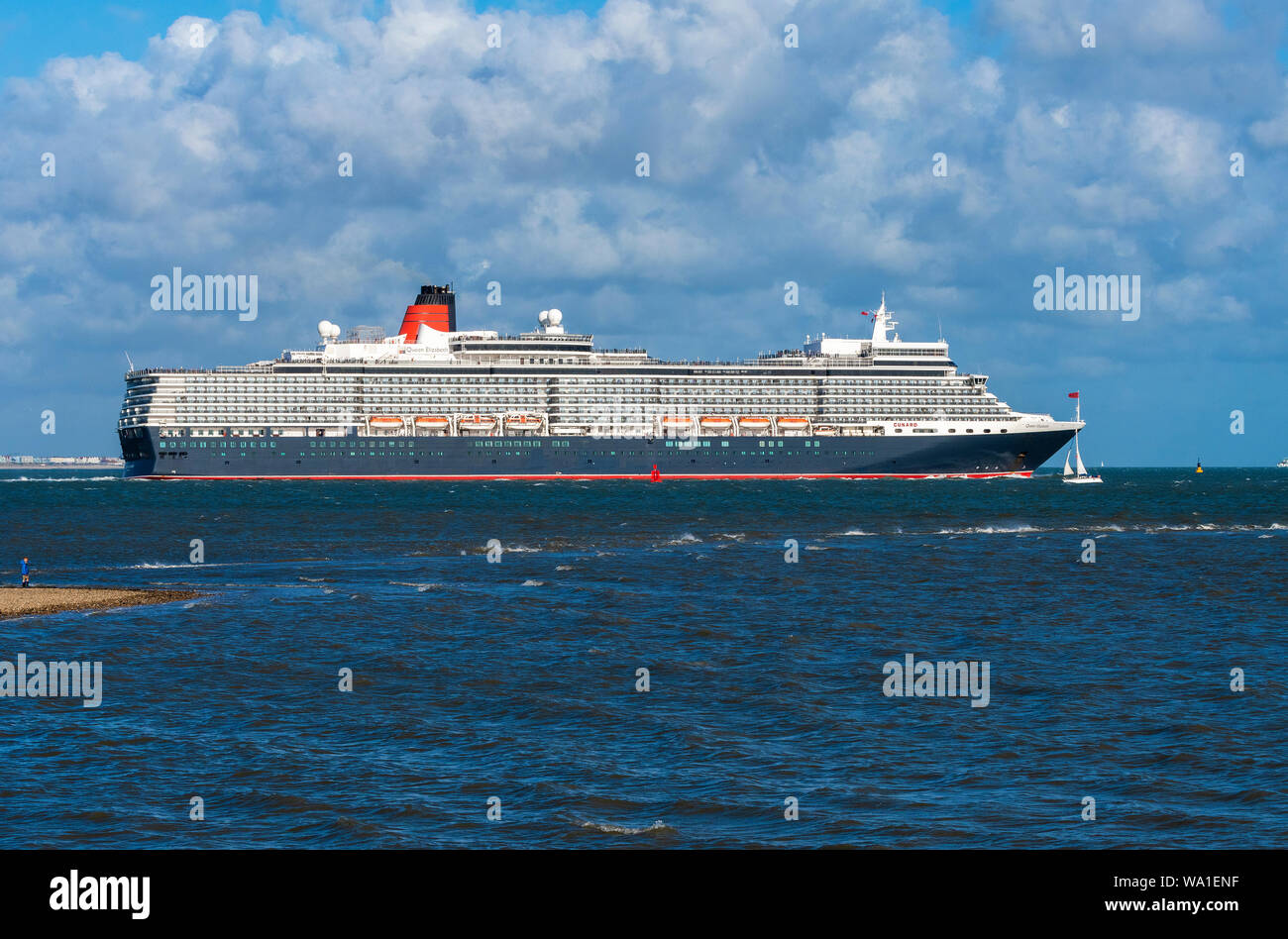À base de Southampton Queen Elizabeth croisière Cunard Queen Victoria,phare de la Cunard, le Queen Mary2 on appelle les 3 Queens partent ensemble sur la marée Banque D'Images