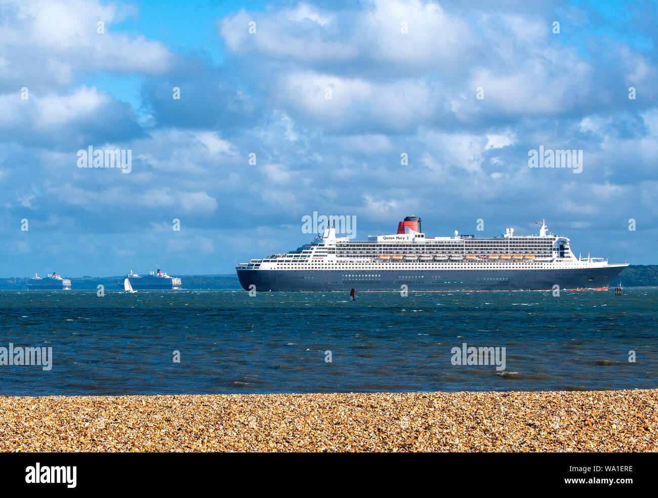 À base de Southampton Queen Elizabeth croisière Cunard Queen Victoria,phare de la Cunard, le Queen Mary2 on appelle les 3 Queens partent ensemble sur la marée Banque D'Images