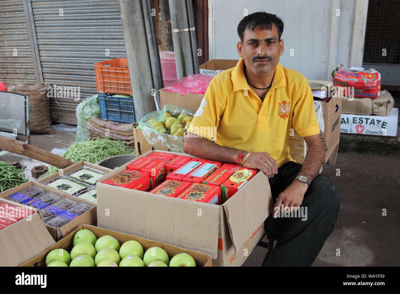 La vente du vendeur fruits at a market stall Banque D'Images