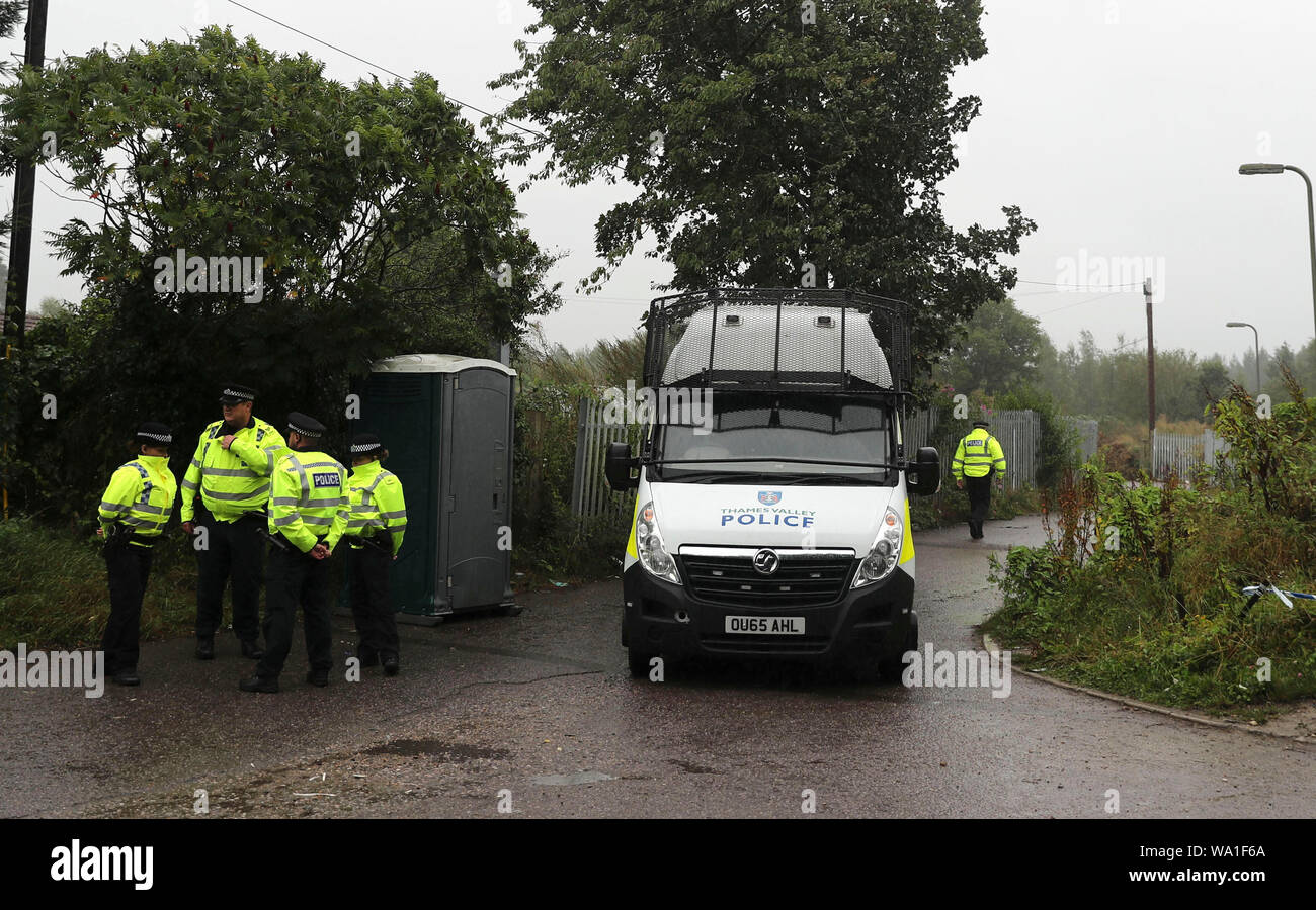 Se rassembler à la police une caravane site près de Burghfield Common dans le Berkshire. Banque D'Images
