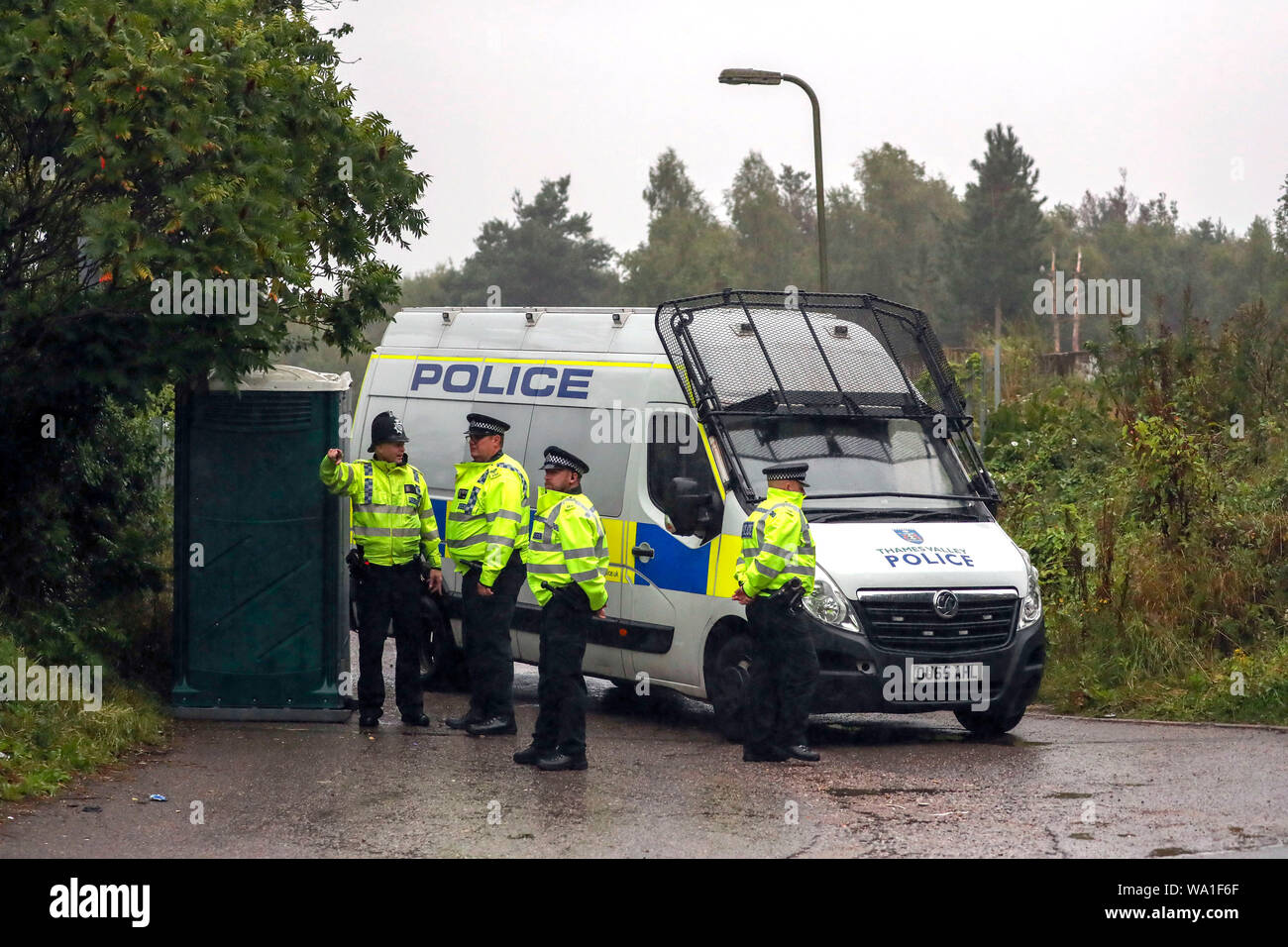 Se rassembler à la police une caravane site près de Burghfield Common dans le Berkshire. Banque D'Images