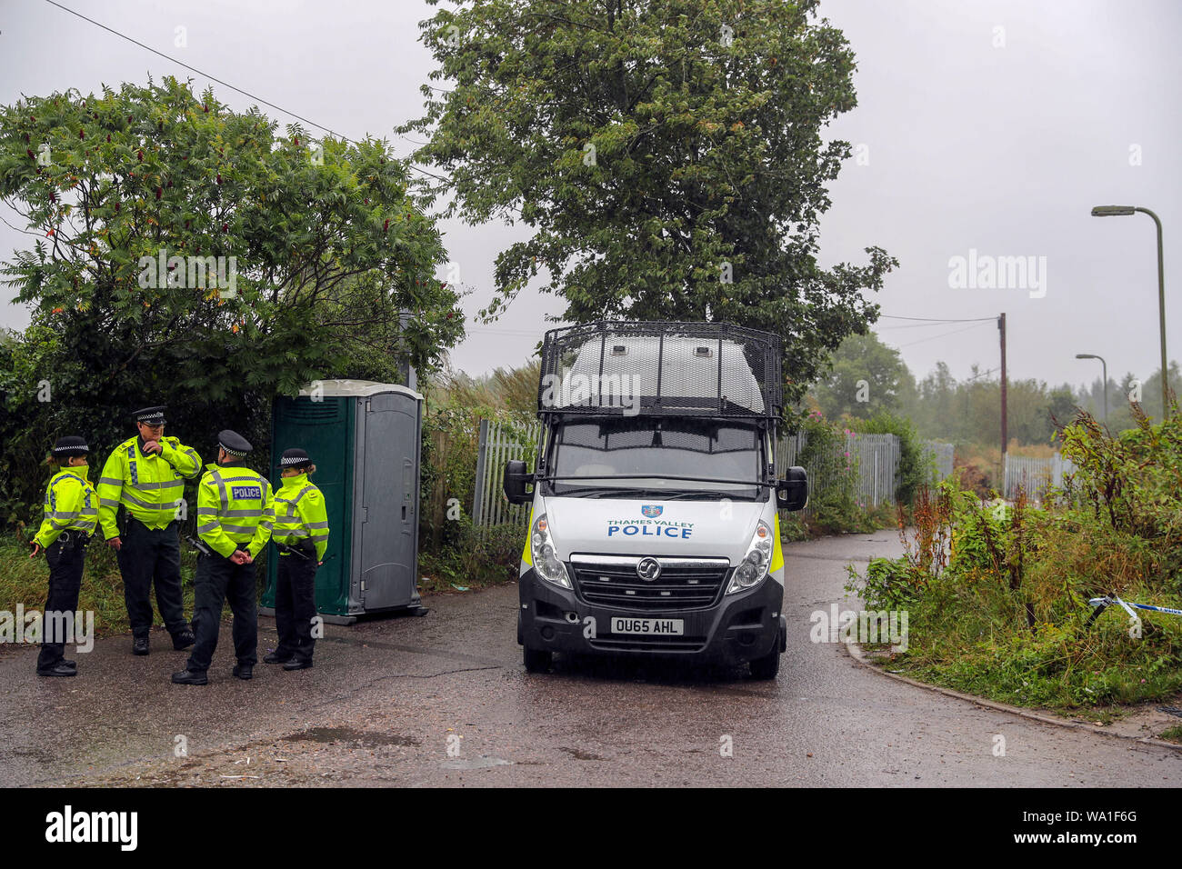 Se rassembler à la police une caravane site près de Burghfield Common dans le Berkshire. Banque D'Images