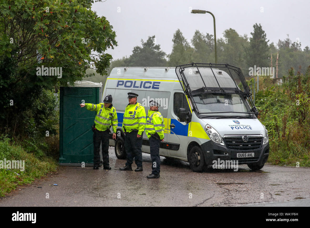 Se rassembler à la police une caravane site près de Burghfield Common dans le Berkshire. Banque D'Images