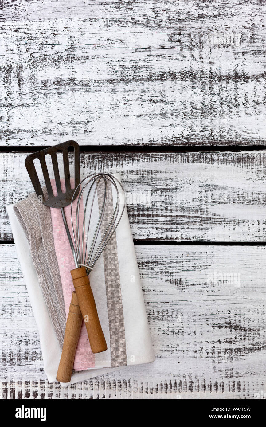 Old vintage des ustensiles de cuisine, torchon en coton blanc sur fond de bois. Focus sélectif. Banque D'Images