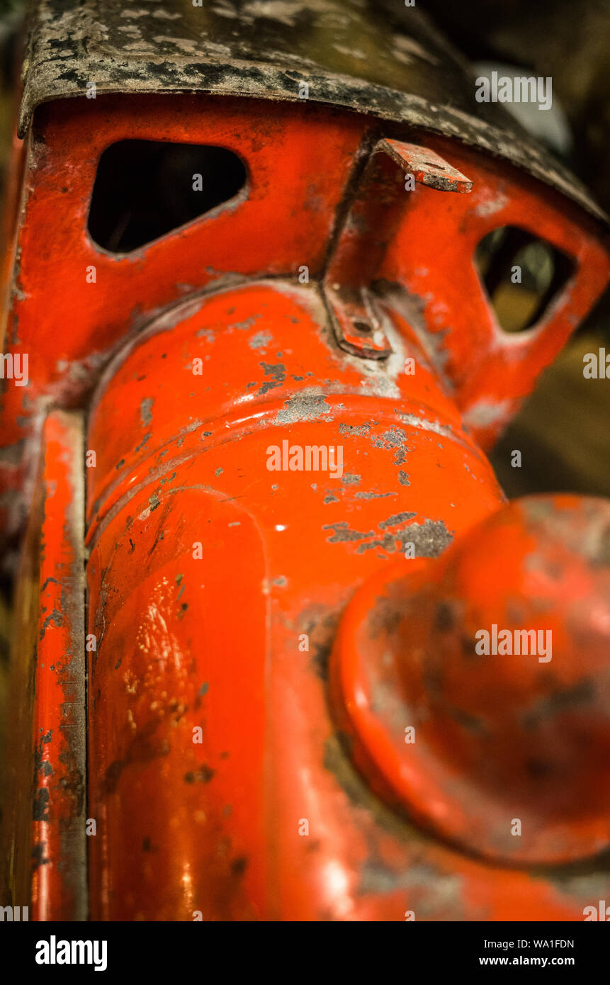 Un vieux, weathered tin toy train. Banque D'Images