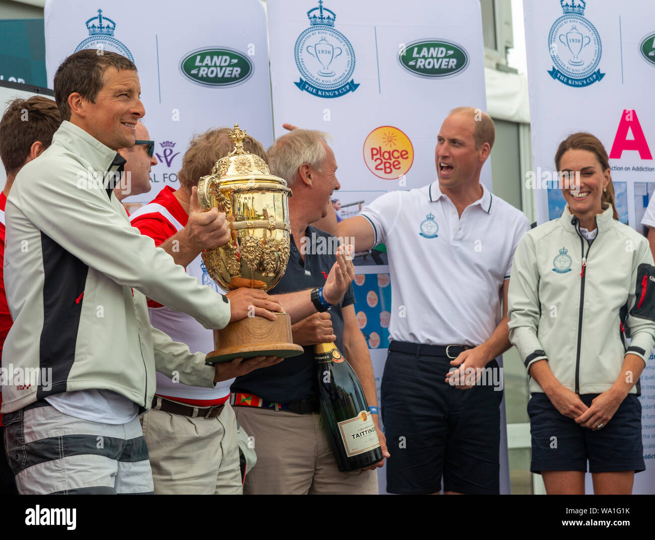 Bear Grylls qui s'est vu attribuer le King's Cup, un trophée d'abord présenté par le roi George V en 1920 après que son équipe a terminé première à Cowes, île de Wight, Royaume-Uni Banque D'Images