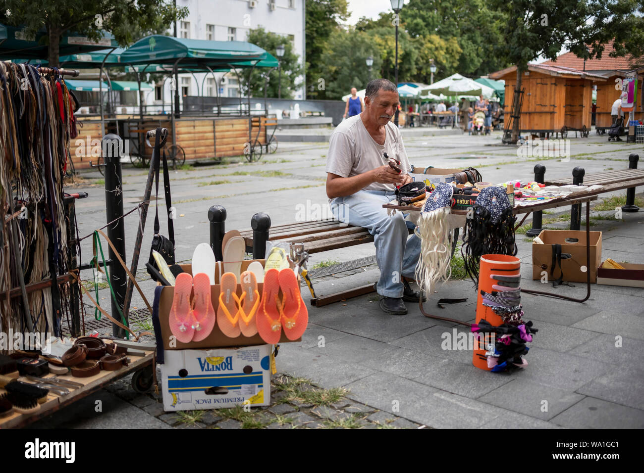 Belgrade, Serbie, 3 août 2019 : Un homme vendant des articles divers à un stand de fortune autour de Zemun Marché vert Banque D'Images