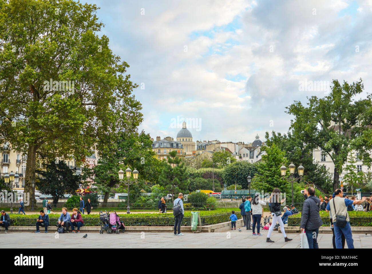 Les touristes et les familles françaises se rassemblent à la place Jean-Paul II à l'extérieur de la Cathédrale Notre Dame sur l'Ile de la Cité à Paris France Banque D'Images