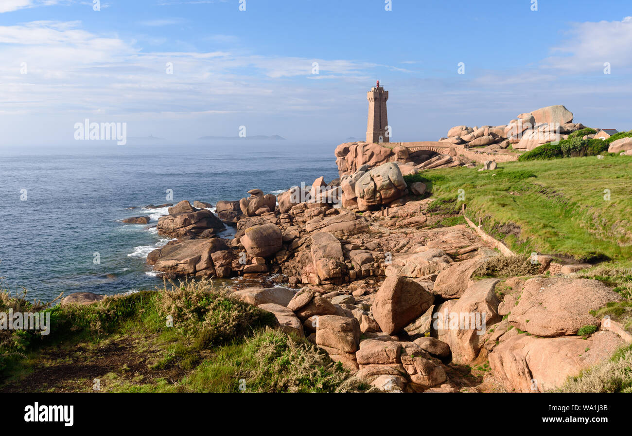 Le phare de Ploumanac'h (officiellement la moyenne Ruz lighthouse) est un phare actif dans les Côtes-d'Armor, France, situé à Perros-Guirec. Banque D'Images