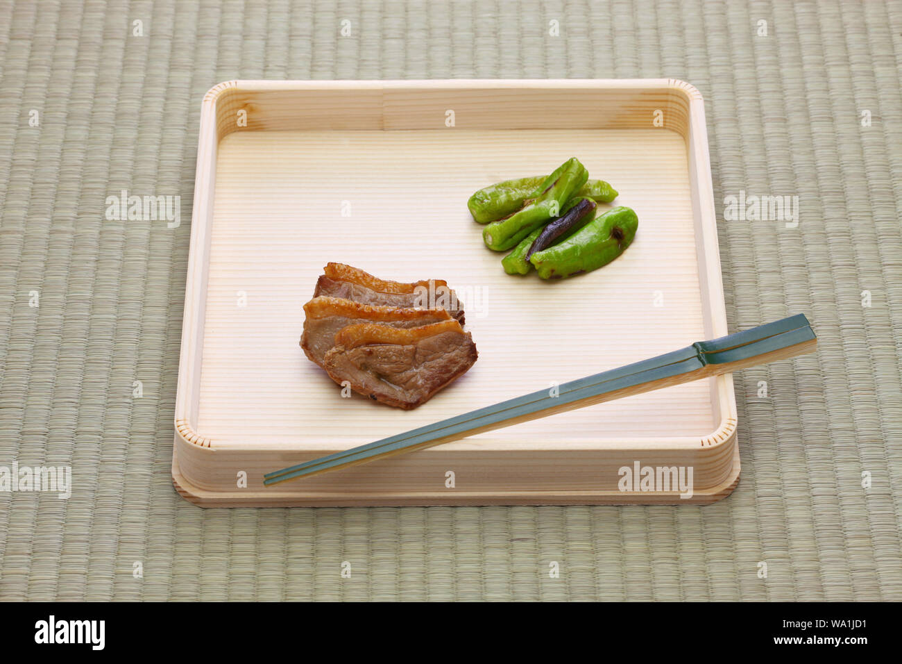 Hassun, assortiment de friandises pour la cérémonie du thé japonaise traditionnelle sur tatamis. Banque D'Images