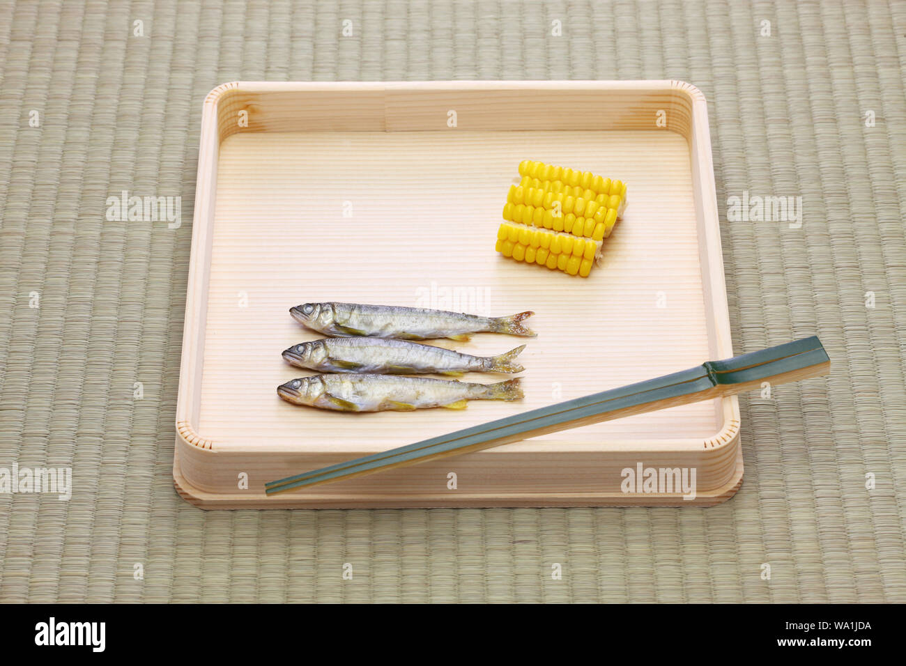Hassun, assortiment de friandises pour la cérémonie du thé japonaise traditionnelle sur tatamis. Banque D'Images