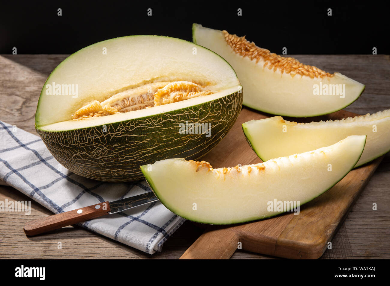 Melon frais avec des tranches sur la table en bois. Cucumis melo Banque D'Images