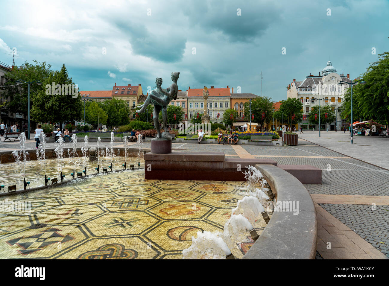 SZOMBATHELY, Hongrie, 08,16 2019 Vieille ville de carrés avec fontaine et statues Banque D'Images