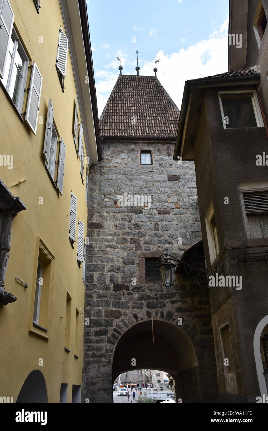 Meran, Südtirol, Kirche, Kirchturm, Zentrum, Stadtzentrum, Bürgerhaus, Bozner Tor, Stadttor, Uhr, Turmuhr, Wahrzeichen, Fresko, Heilige, Italien, Kurs Banque D'Images