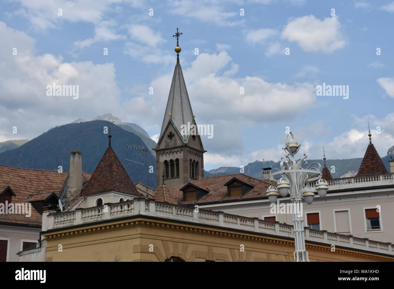 Meran, Südtirol, Kirche, Kirchturm, Zentrum, Stadtzentrum, Bürgerhaus, Bozner Tor, Stadttor, Uhr, Turmuhr, Wahrzeichen, Fresko, Heilige, Italien, Kurs Banque D'Images