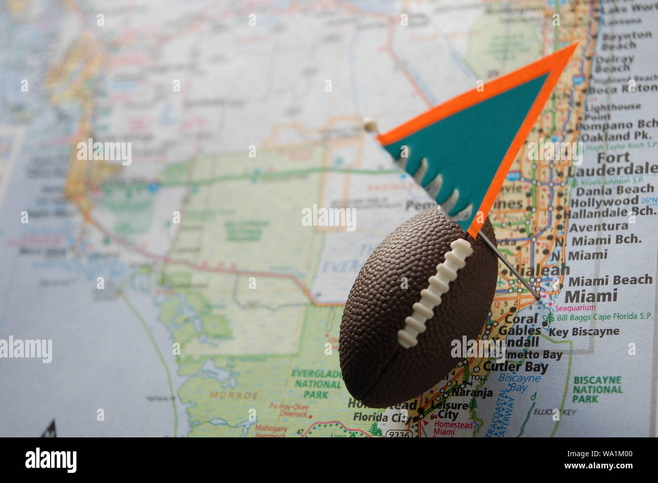 Plan Macro sur un drapeau et de football mis sur Miami en Floride dans une carte. Banque D'Images