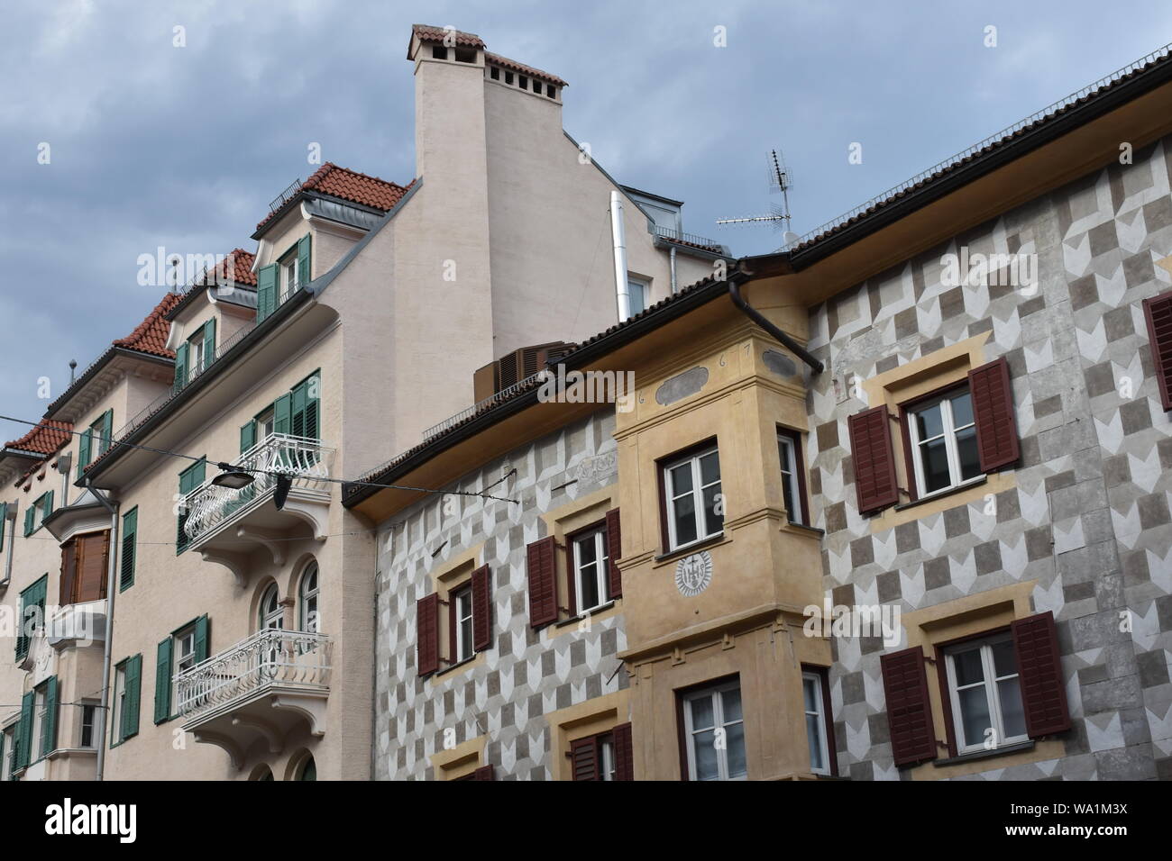 Meran, Südtirol, Kirche, Kirchturm, Zentrum, Stadtzentrum, Bürgerhaus, Bozner Tor, Stadttor, Uhr, Turmuhr, Wahrzeichen, Fresko, Heilige, Italien, Kurs Banque D'Images