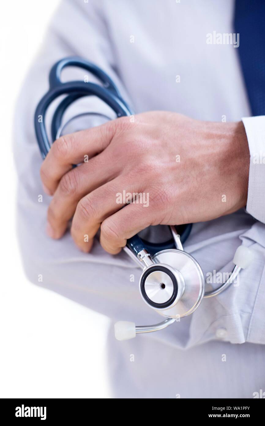 Doctor holding stethoscope, close-up. Banque D'Images