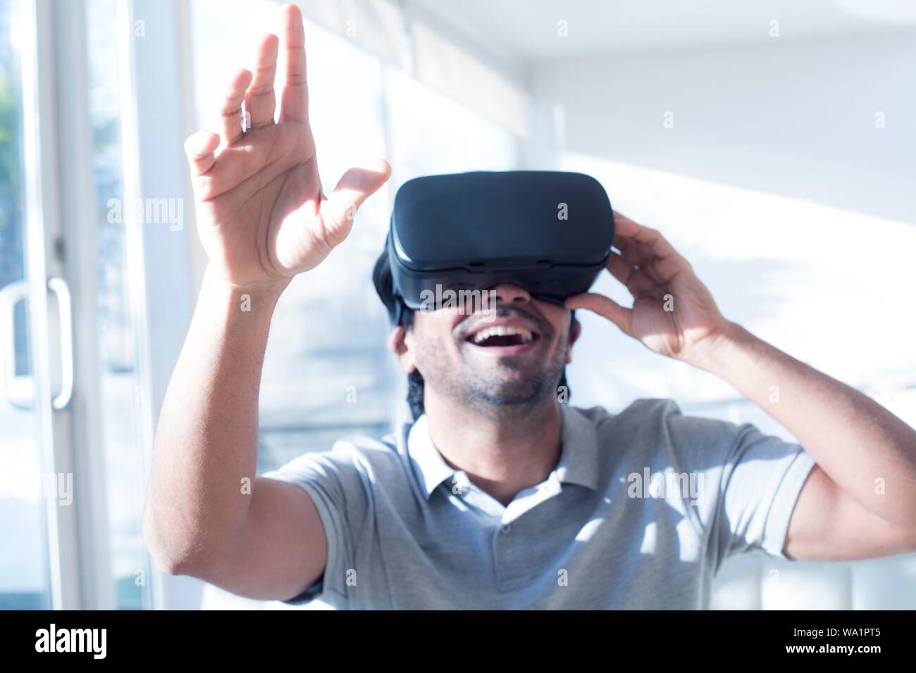 Homme portant la réalité virtuelle (RV) Casque. Banque D'Images