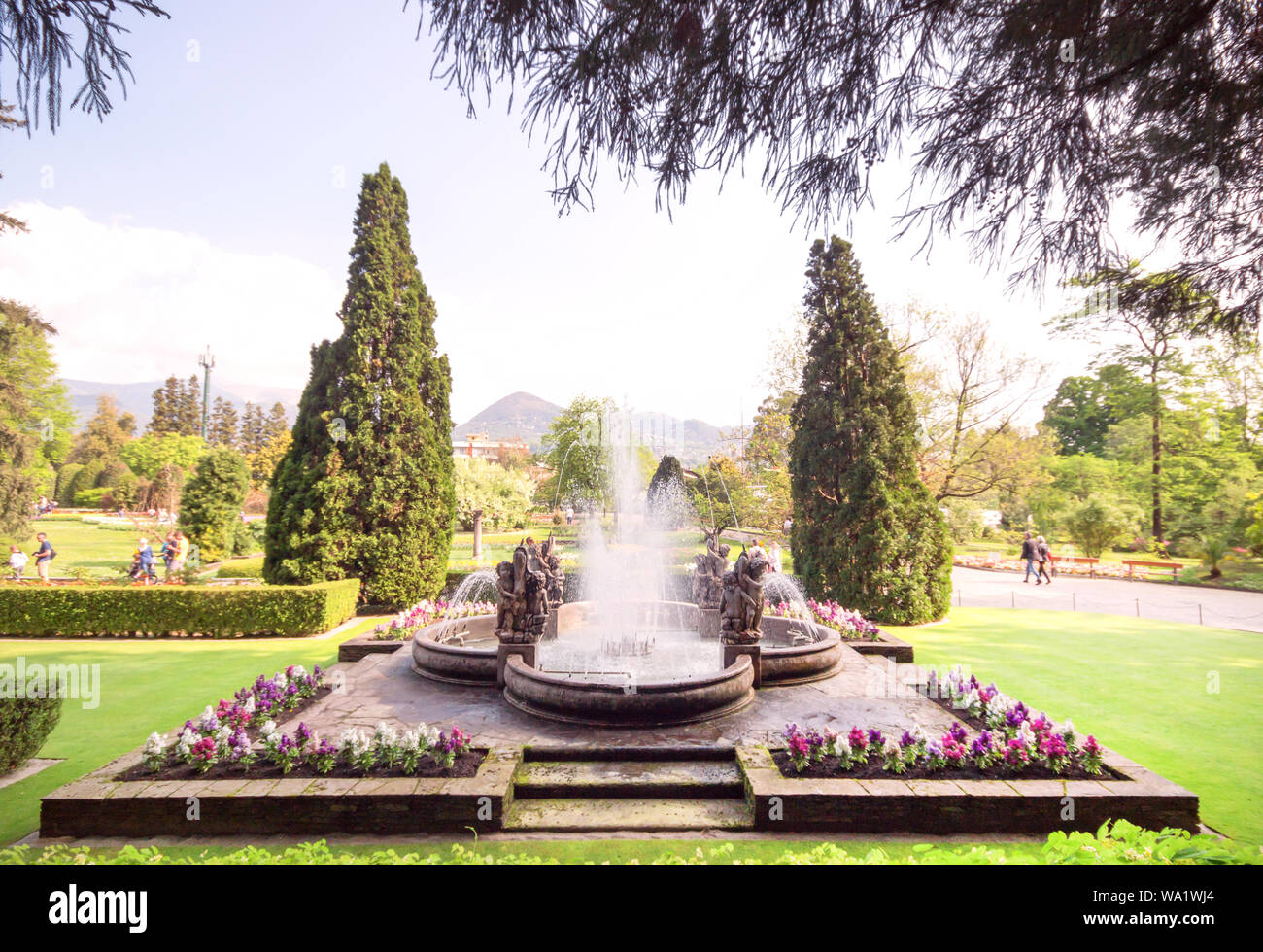 Belle fontaine, une fontaine avec statue style l'Europe dans le parc avec des fleurs au printemps nature background. Banque D'Images