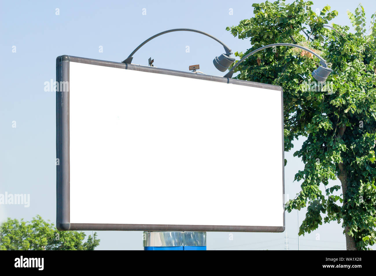Panneau blanc vide ou vide panneau publicitaire. Banque D'Images