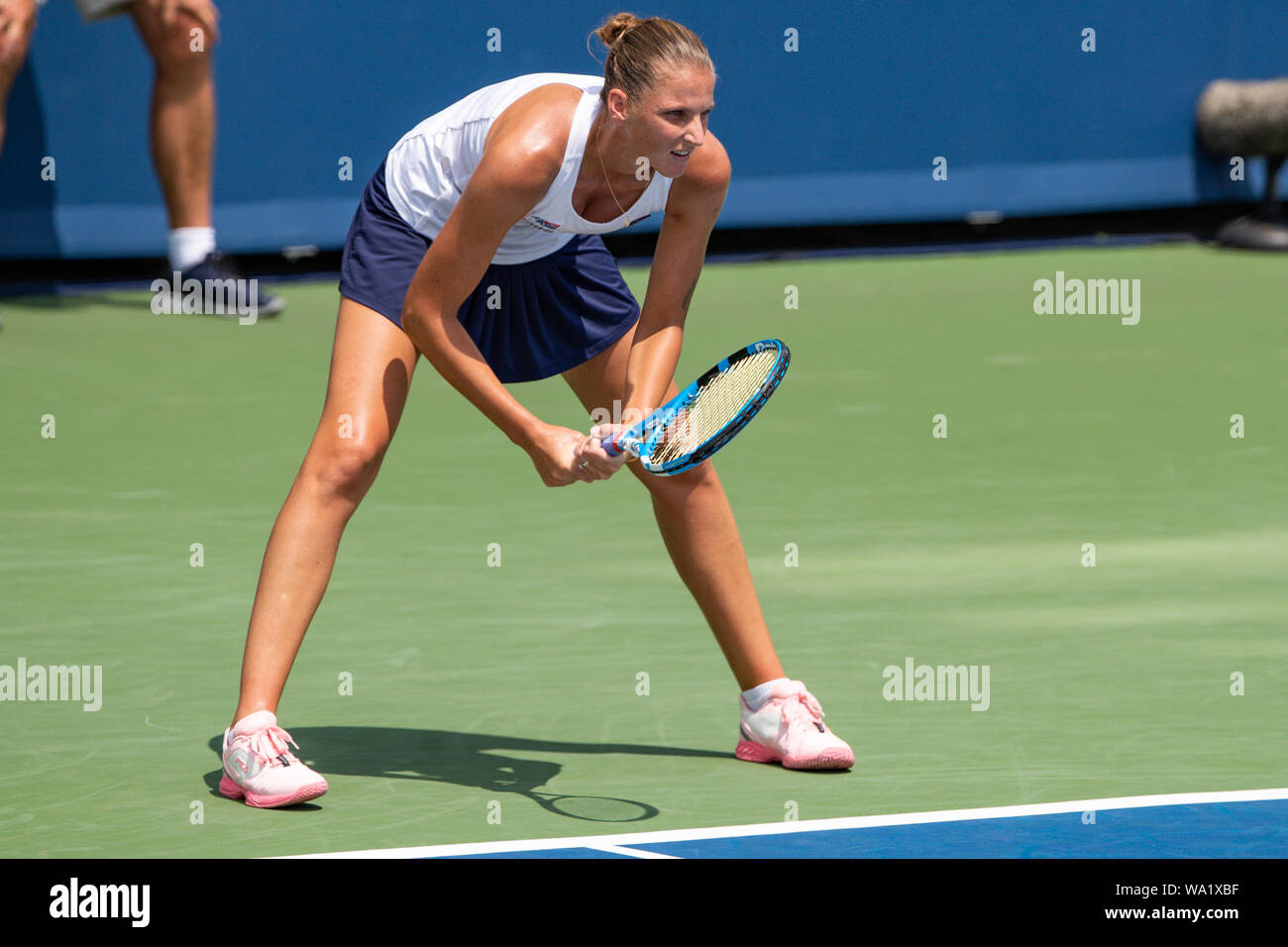 Mason, Ohio, USA. Août 16, 2019. Karolina Pliskova (CZE) attend servir pendant la ronde quart de finale de vendredi de l'Ouest et du Sud de s'ouvrir à la Lindner Family Tennis Center, Mason, Oh. Crédit : Scott Stuart/ZUMA/Alamy Fil Live News Banque D'Images