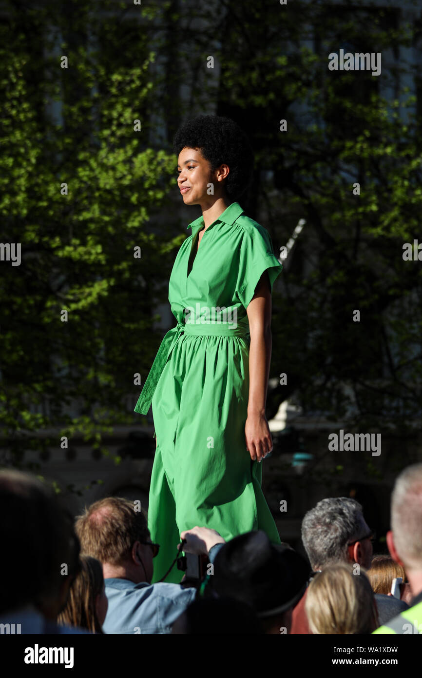 Modèle féminin sur le podium à Marimekko fashion show de plein air Parc Esplanadi, Helsinki Banque D'Images