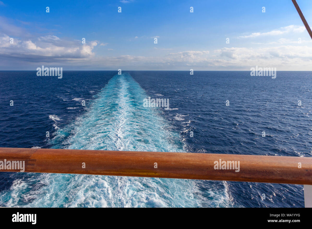 Service laissés par les hélices d'un navire de croisière, mer Méditerranée Banque D'Images