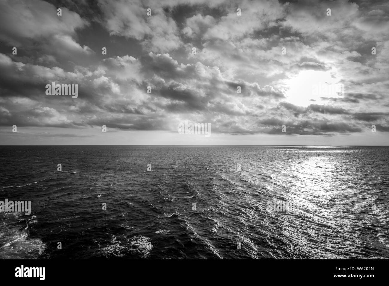 L'effet noir et blanc de soleil filtrant à travers les nuages sur la mer, mer Méditerranée Banque D'Images