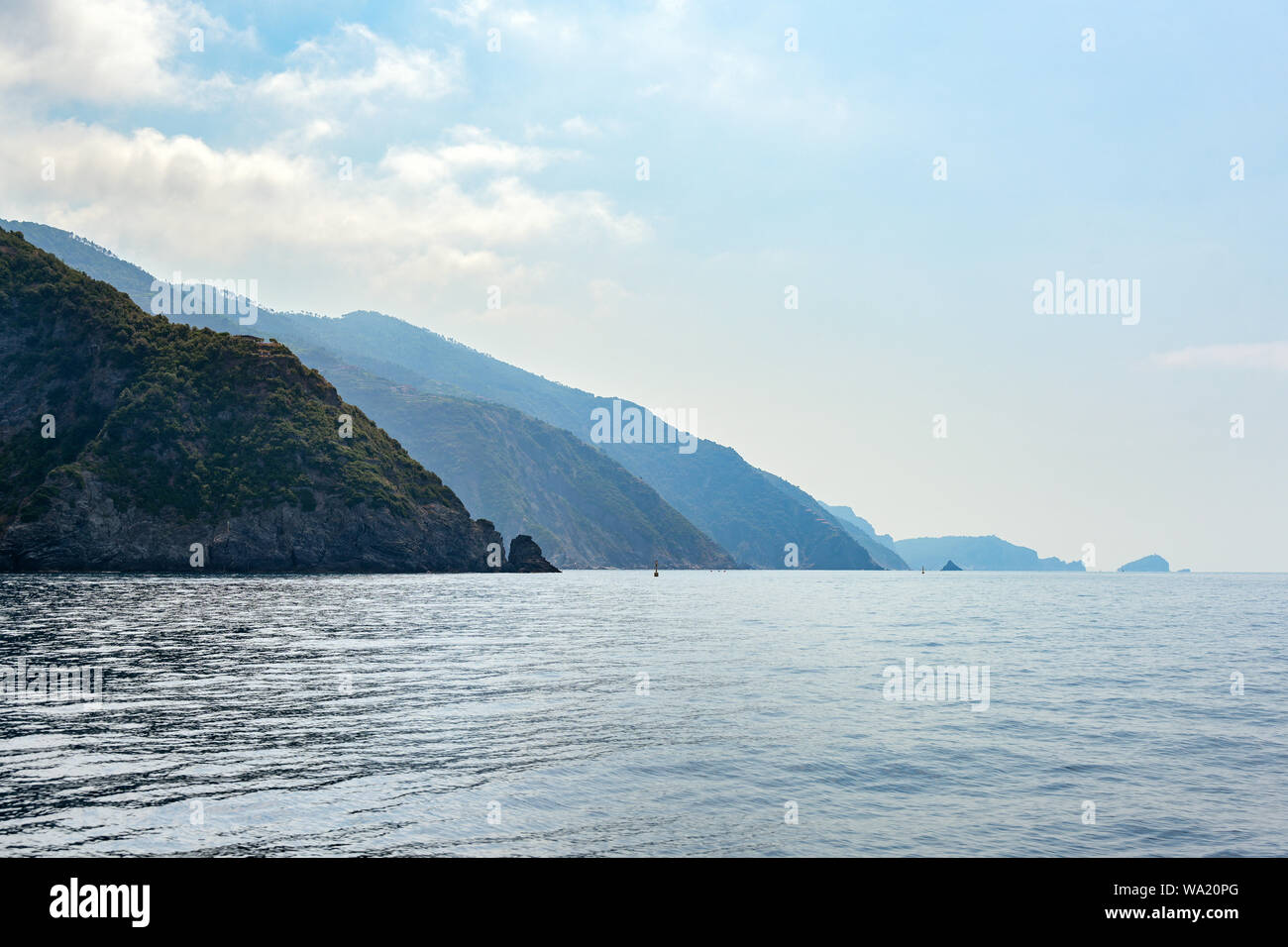 Littoral avec des montagnes à la mer Méditerranée dans les Cinque Terre, ligurie, italie, généreux copy space Banque D'Images