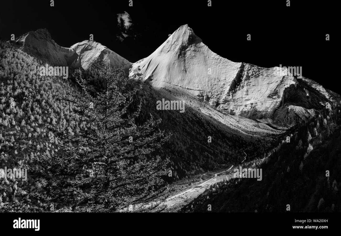 Mont enneigé Banque D'Images