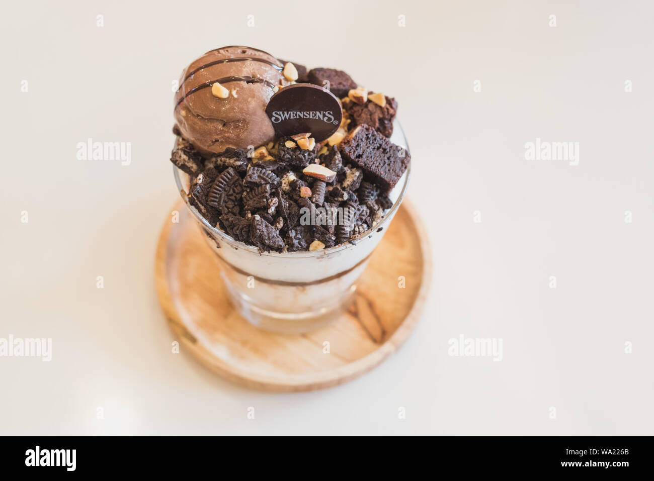 Bangkok, Thaïlande - le 3 juin 2019 : un bingsu chocolat dessert (glaces) à Swensen's ice cream restaurant à MegaBangna Shopping Mall. Banque D'Images