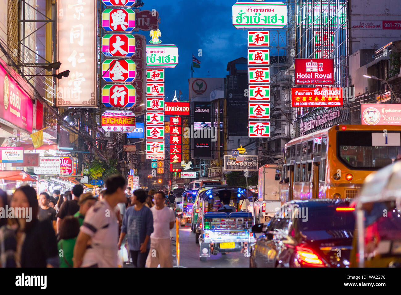 Bangkok, Thaïlande - le 5 juin 2019 : nuit Route Yaowarat (Chinatown) avec des panneaux chinois, le trafic de la rue, et la marche à pied foule. Banque D'Images
