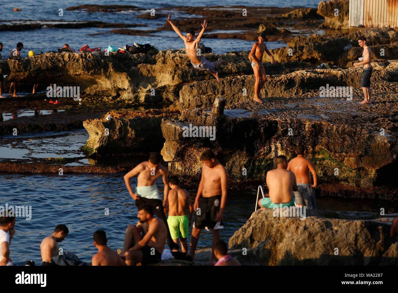 Beyrouth, Liban. Août 16, 2019. Les gens profiter de temps libre sur la plage de Beyrouth, Liban, le 16 août 2019. Source : Xinhua/Jawich Bilal Banque D'Images