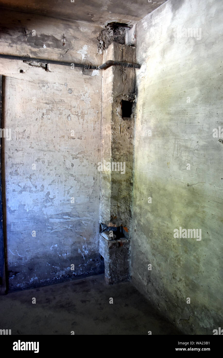 La vue intérieure de l'entrée principale de la chambre une chambre à gaz dans les camps de concentration en Pologne Banque D'Images