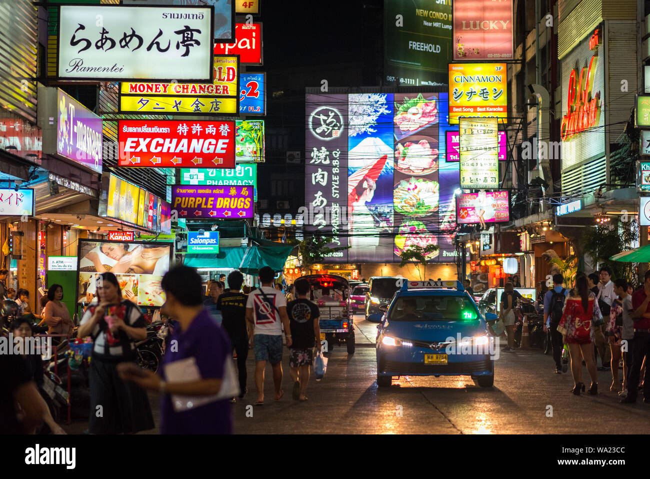 Bangkok, Thaïlande - 25 juin 2019 : Centre Commercial Thaniya Road, connu sous le nom de Bangkok's Little Tokyo, la nuit. Banque D'Images