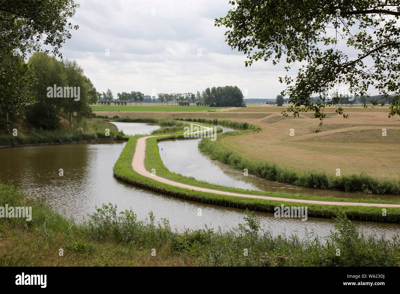 Holländische Landschaft mit typisch Radweg und Kanal, Sluis, Zélande, Pays-Bas Banque D'Images