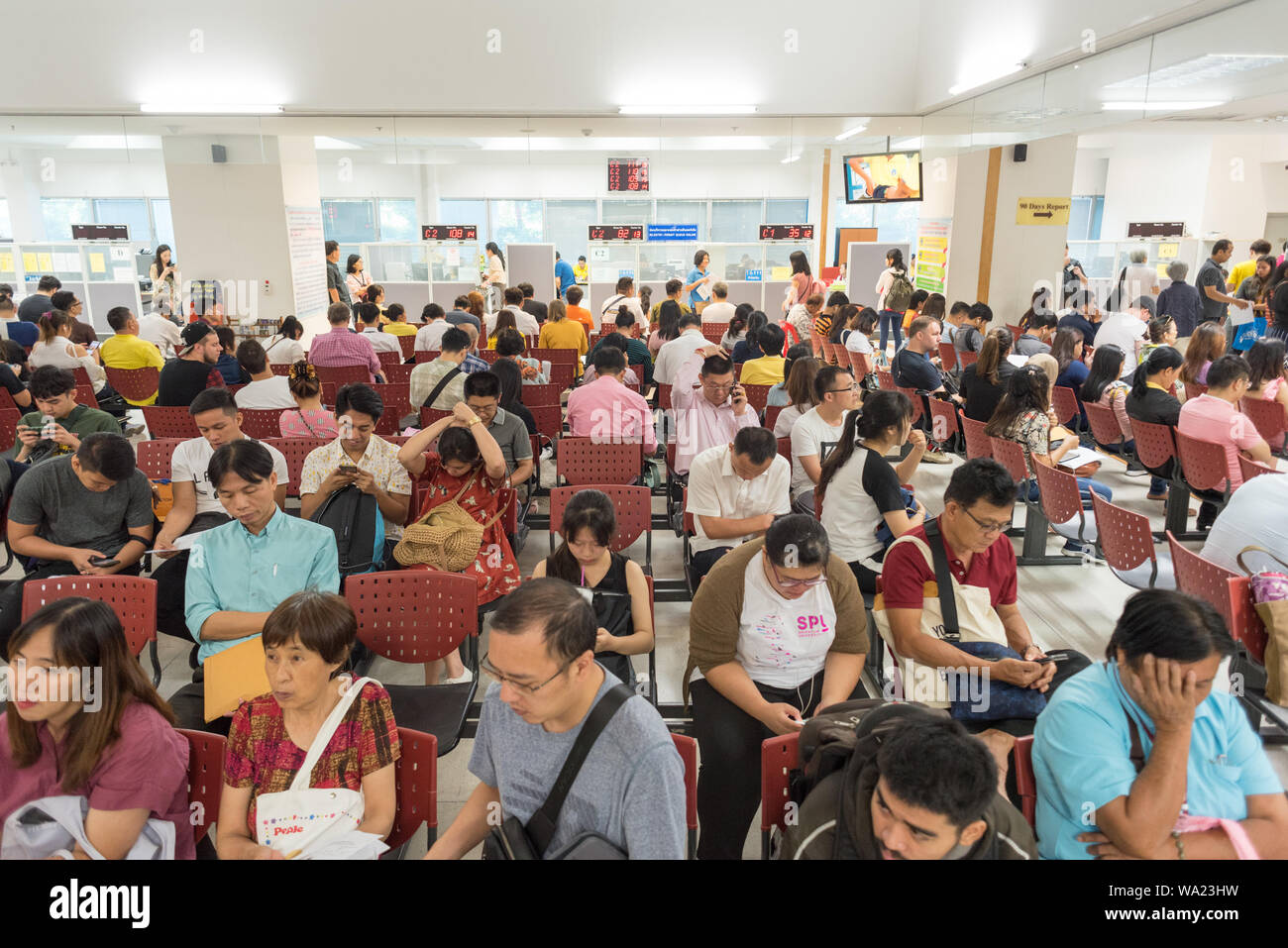 Bangkok - 11 juillet 2019 : les gens attendent pour demander une prolongation de visa et se re-entry permit au bureau d'immigration de la Thaïlande surpeuplés. Banque D'Images