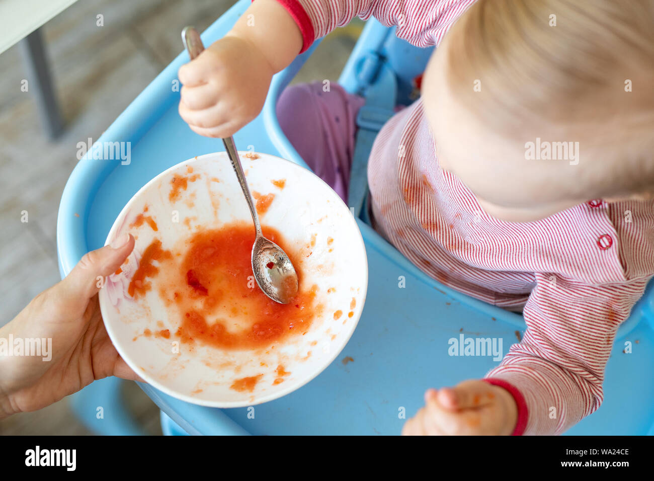 Adorable Bebe Garcon Blond Caucasien Mignon Manger La Soupe Aux Legumes Savoureux En Chaire A Kithcen Indoor Mere Nourrir Bebe Aliments Sains Avec Une Cuillere Natural Photo Stock Alamy