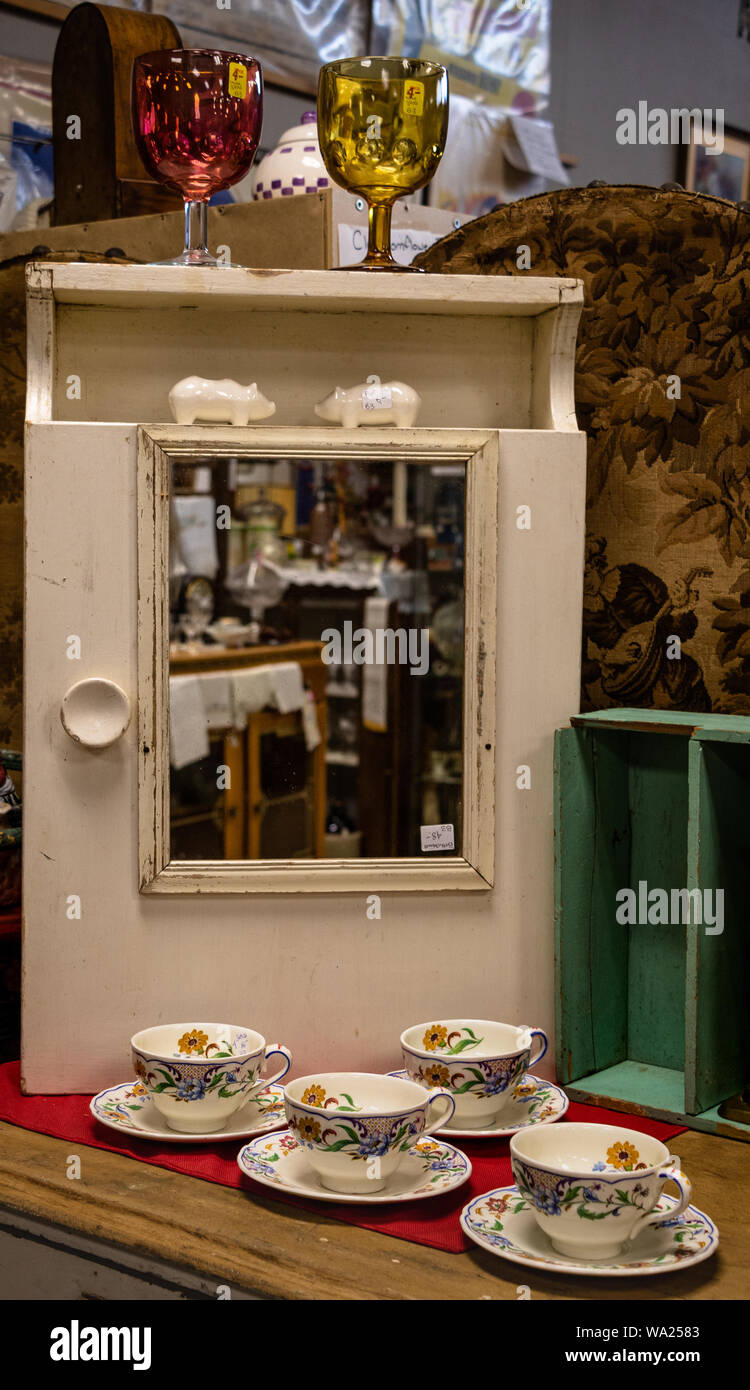 Une vieille armoire à pharmacie en bois blanc avec un miroir de ce stock  dans une boutique d'antiquités en Ontario Canada Photo Stock - Alamy