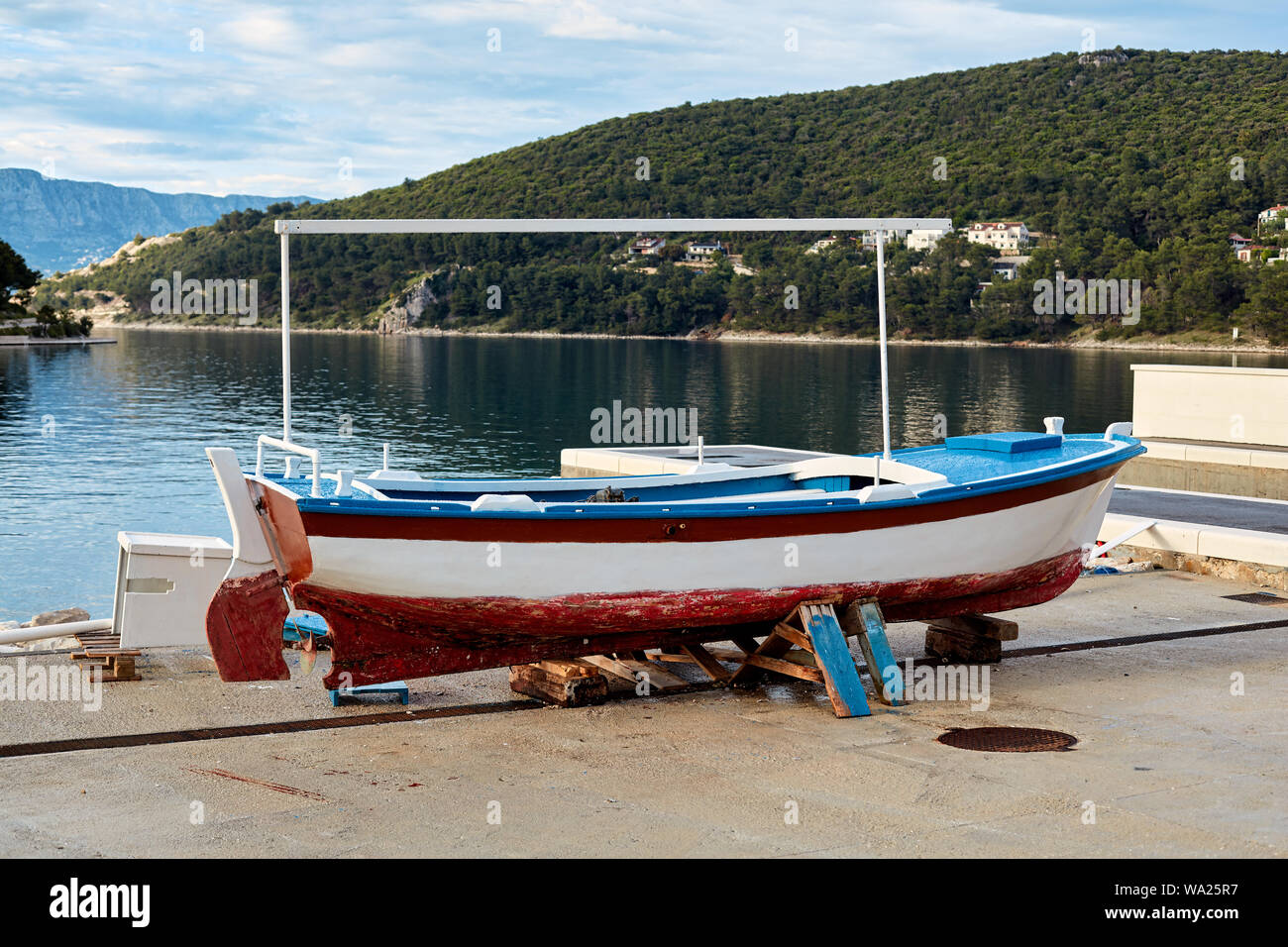 Un bateau de pêche méditerranéenne classique en rénovation dans le port Banque D'Images