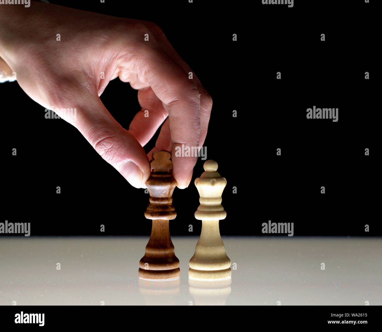 Déplacement d'une main d'échecs roi noir à côté de la reine blanche, comme  un concept de la rivalité, la concurrence, les jeux de puissance Photo  Stock - Alamy