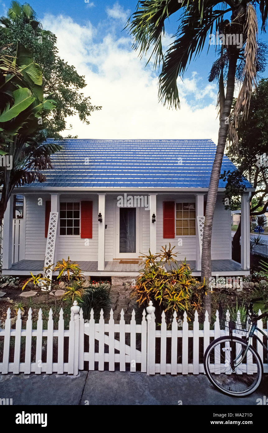 Célèbre dramaturge américain Tennessee Williams a vécu pendant 34 ans dans cette modeste maison sur 1933 Duncan Street à Key West, Floride, USA. Avant sa mort en 1983 à l'âge de 71 ans, Williams a écrit "The Glass Menagerie", "Un tramway nommé désir", "Cat On A Hot Tin Roof" et d'autres étapes classiques qui sont aussi devenus grands films. La maison est une propriété privée et non ouvert au public, mais les visiteurs à les Florida Keys peuvent en apprendre davantage sur la vie du dramaturge Tennessee Williams au Musée en 1884 un bungalow à 513 Truman Avenue à Key West. Banque D'Images