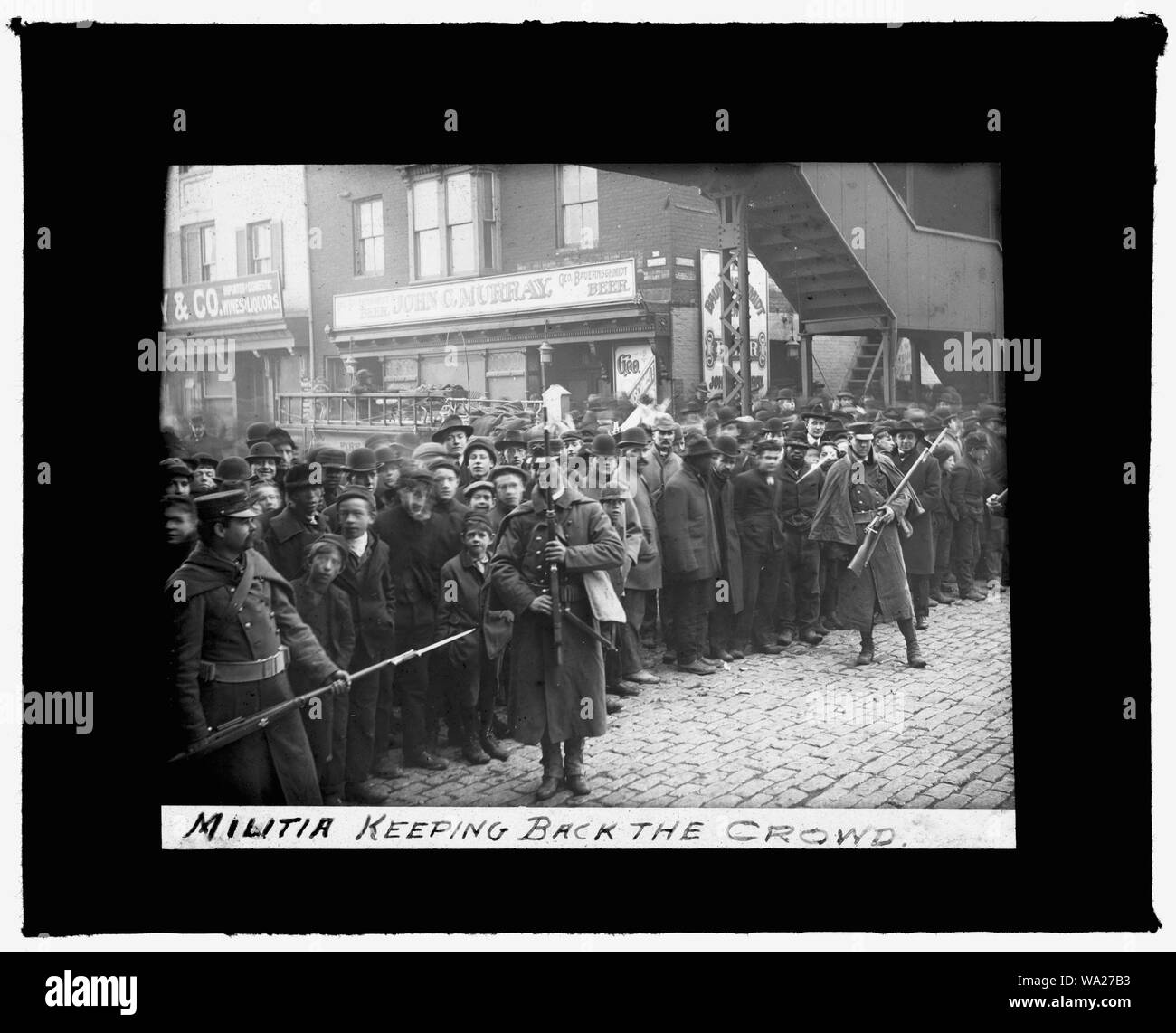 Incendie de Baltimore, 1904] Maintien de la Milice retour la foule Banque D'Images