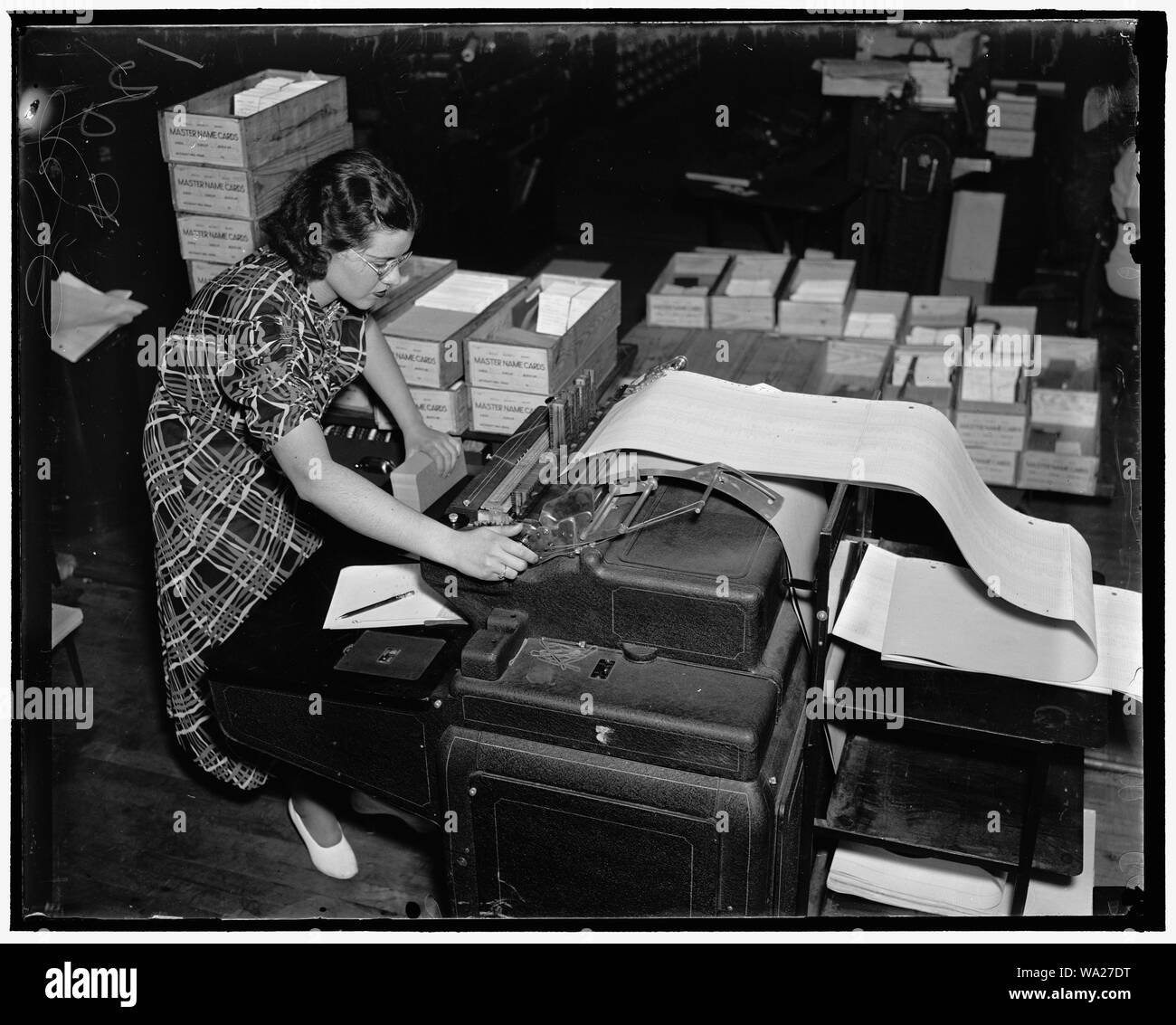 Baltimore, MD. Chaque individu la sécurité sociale compte est répertorié de plusieurs manières dans la sécurité sociale Conseil d'administration Bureau des documents. La photo ci-dessus montre un travailleur du bureau des documents à une machine qui est l'inscription à l'ordre numérique des feuilles en vrac sur une page du grand livre un enregistrement des numéros de compte émis, à qui ils ont été délivrés et d'autres données d'identification pour référence ultérieure comme l'un des nombreux moyens employés pour s'assurer l'enregistrement des salaires individuels comptes sont correctement configurés pour être maintenu Banque D'Images